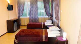 Гостиница Guest House Comfy Краснодар Двухместный номер с 1 кроватью или 2 отдельными кроватями и собственной ванной комнатой-3